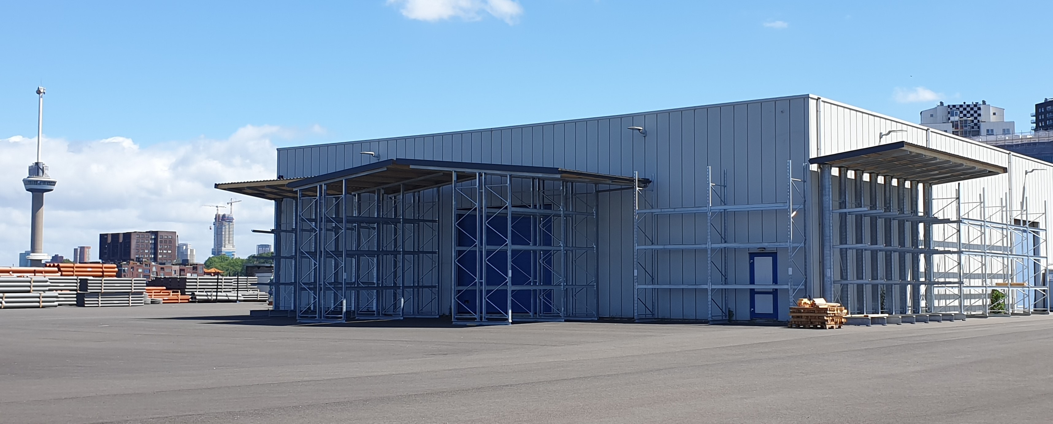 Project Rotterdam Zuid; Inrichting buitenterrein met draagarm- en palletstellingen.